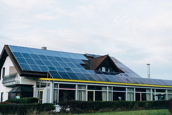 Panneau solaire photovoltaïque : guide pour une installation efficace
